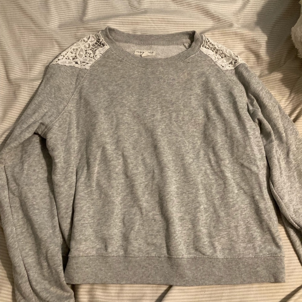 Crewneck with lace shoulders